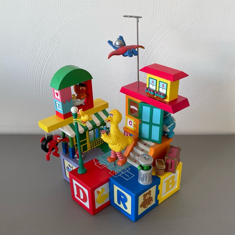 Enesco Sesame Street Neighborhood Block Party Music Box